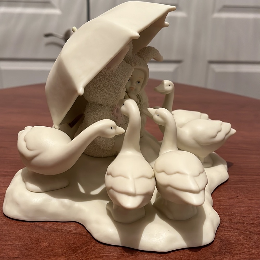Snowbabies, bisque porcelain figurine, “Rain, Rain, Go Away” - Picture 8 of 12